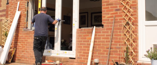 découvrez les tarifs pour le changement de porte-fenêtre et obtenez un aperçu des coûts selon les matériaux et la main-d'œuvre. comparez les prix pour faire le meilleur choix.