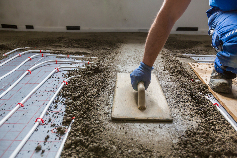 découvrez les prix moyens pour la chape avant la pose de carrelage et obtenez des conseils pour estimer votre budget travaux facilement.