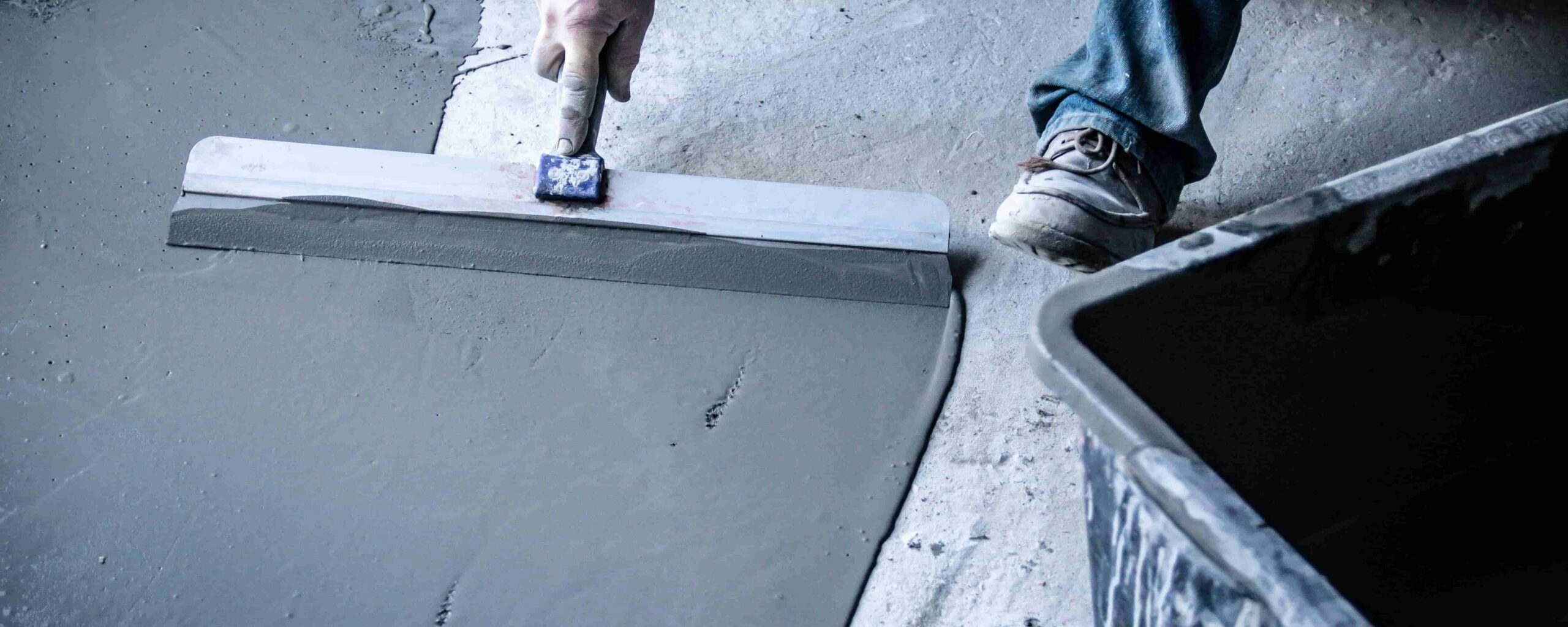 découvrez le prix au m² pour la réalisation d'une chape extérieure : coûts, matériaux, et conseils pour bien préparer votre projet de rénovation ou construction.