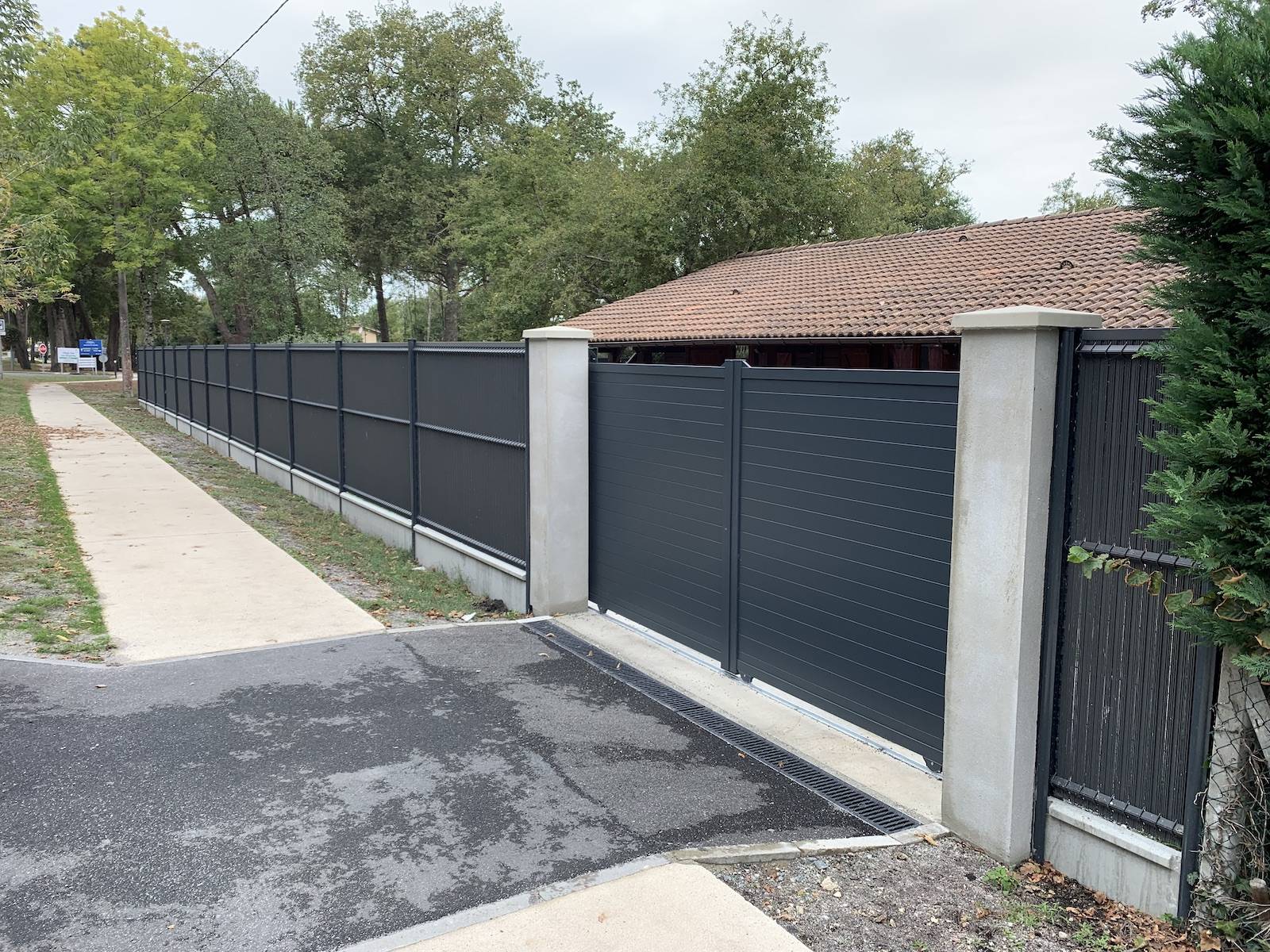 découvrez les prix moyens pour une clôture avec fondation, incluant les matériaux, la main-d'œuvre et les conseils pour un budget maîtrisé.