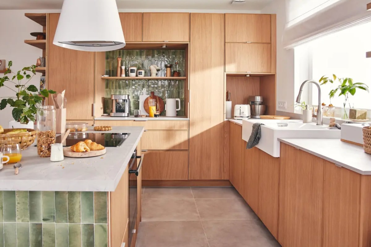 découvrez les prix des cuisines sur mesure et standard, comparez les tarifs pour choisir la cuisine adaptée à votre budget et à vos besoins.