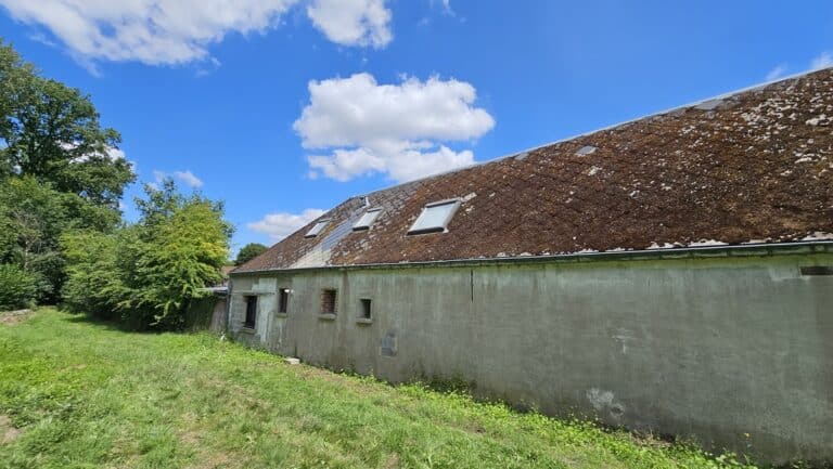 découvrez les prix moyens de démolition de toiture au m² pour planifier votre projet de rénovation efficacement. guide complet des tarifs et conseils pratiques.