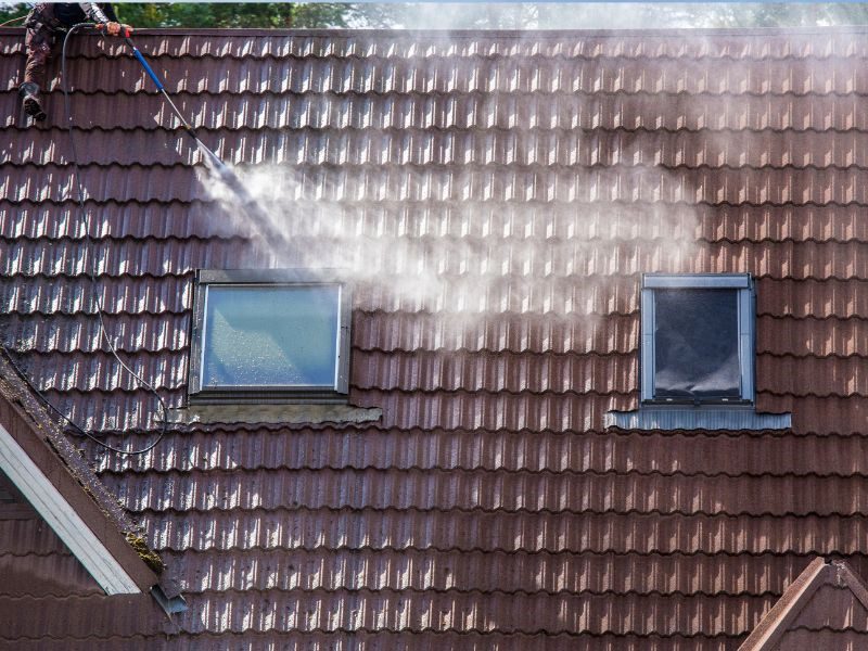 découvrez nos tarifs compétitifs pour le démoussage de toiture au mètre carré. garantie d'un toit propre et protégé contre les mousses et lichens.