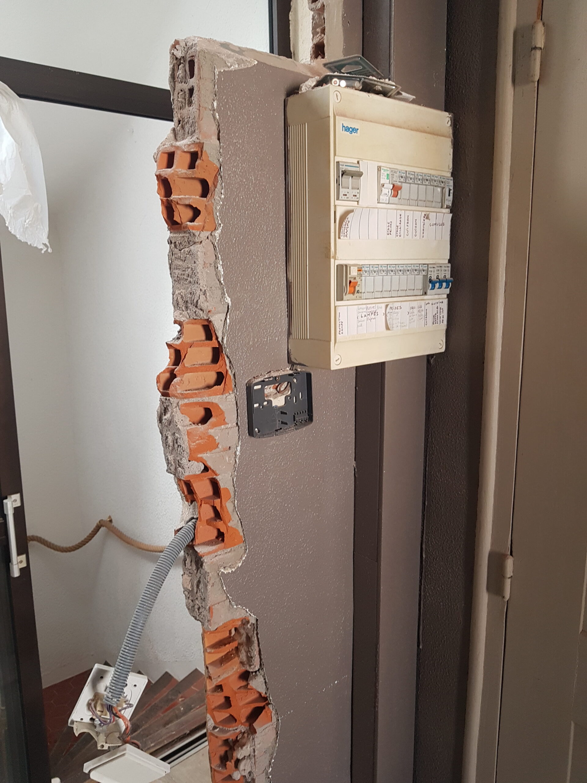 découvrez nos tarifs compétitifs pour le déplacement lié à l'installation ou la réparation de votre tableau électrique. transparence et qualité au rendez-vous.