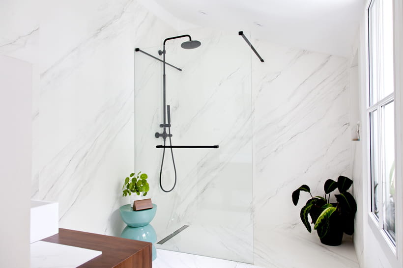 découvrez le prix d'une douche à l'italienne et obtenez des conseils pour choisir la meilleure option selon votre budget et vos besoins.