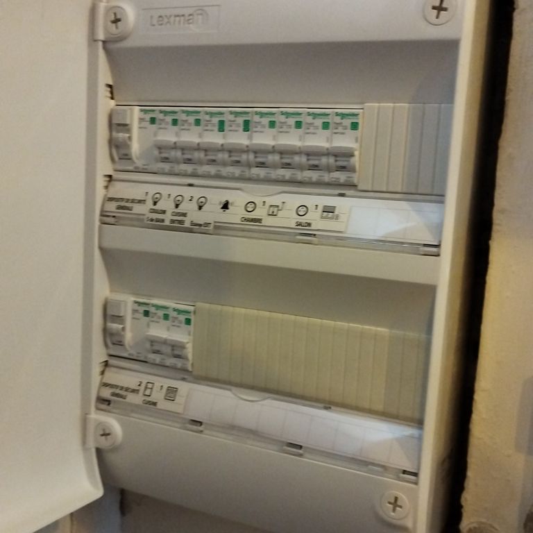 découvrez le prix moyen d'un électricien au mètre carré pour vos travaux d'électricité. comparez les tarifs et obtenez des conseils pour un budget maîtrisé.