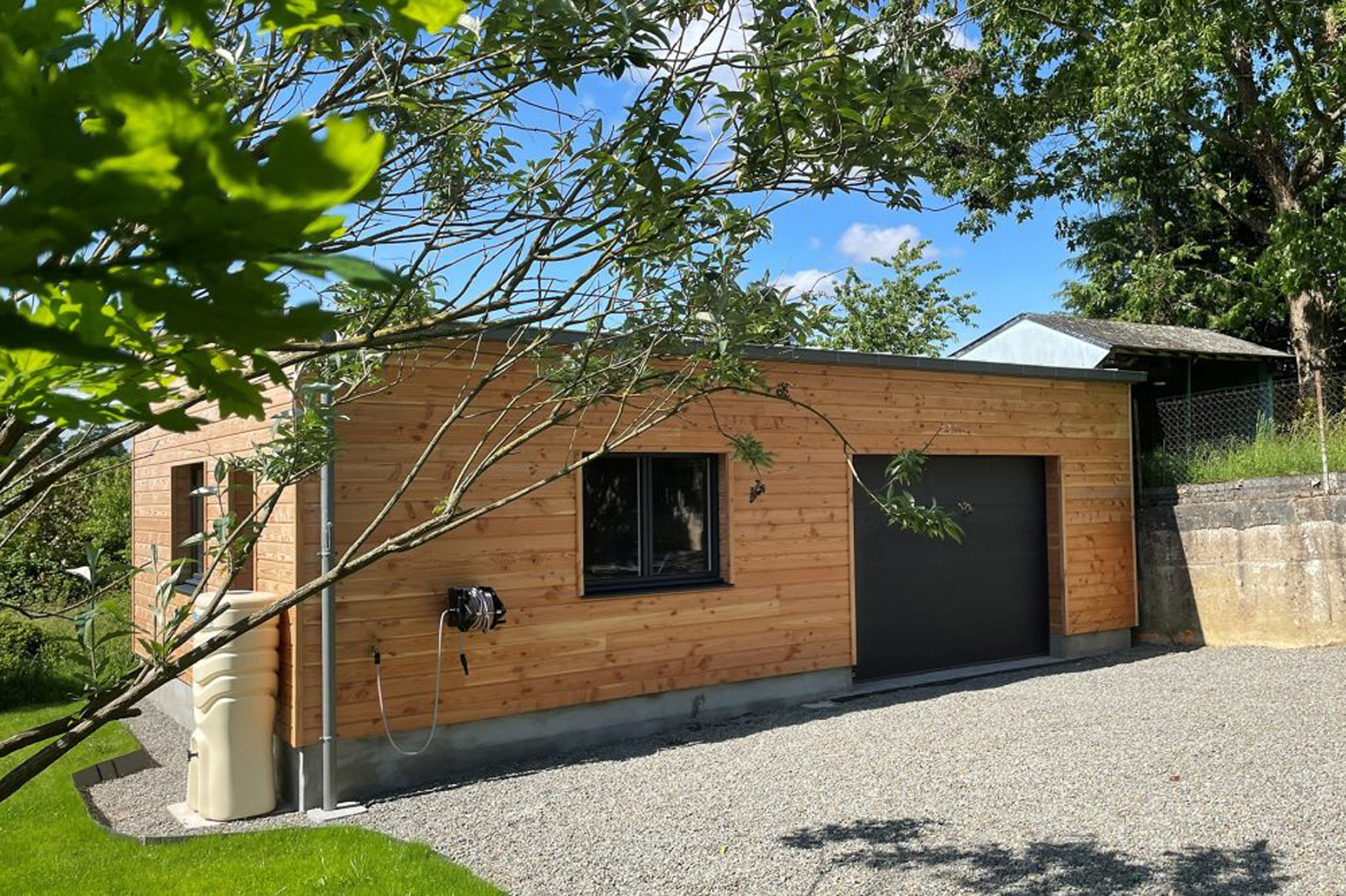 découvrez les prix pour une extension de garage maison. estimez les coûts selon les matériaux, la taille et les aménagements pour votre projet de construction.