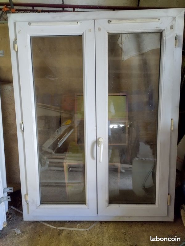 découvrez les prix des fenêtres double vitrage, comparez les options pour améliorer l'isolation thermique et acoustique de votre logement tout en réalisant des économies d'énergie.