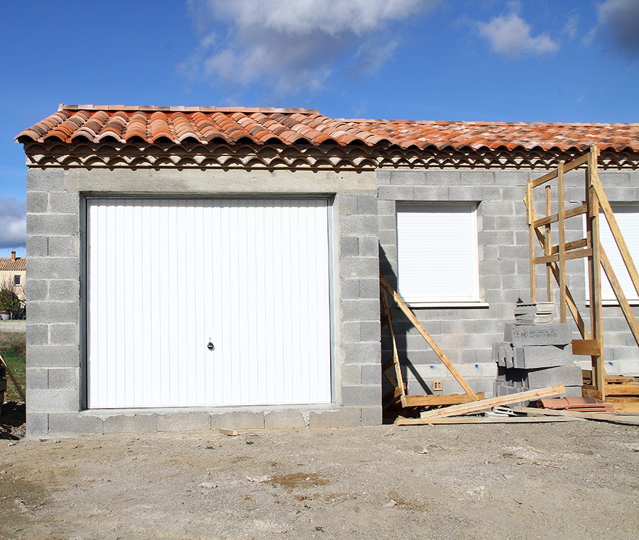 découvrez les prix des garages en parpaing, matériaux, main d'œuvre et conseils pour un projet réussi.