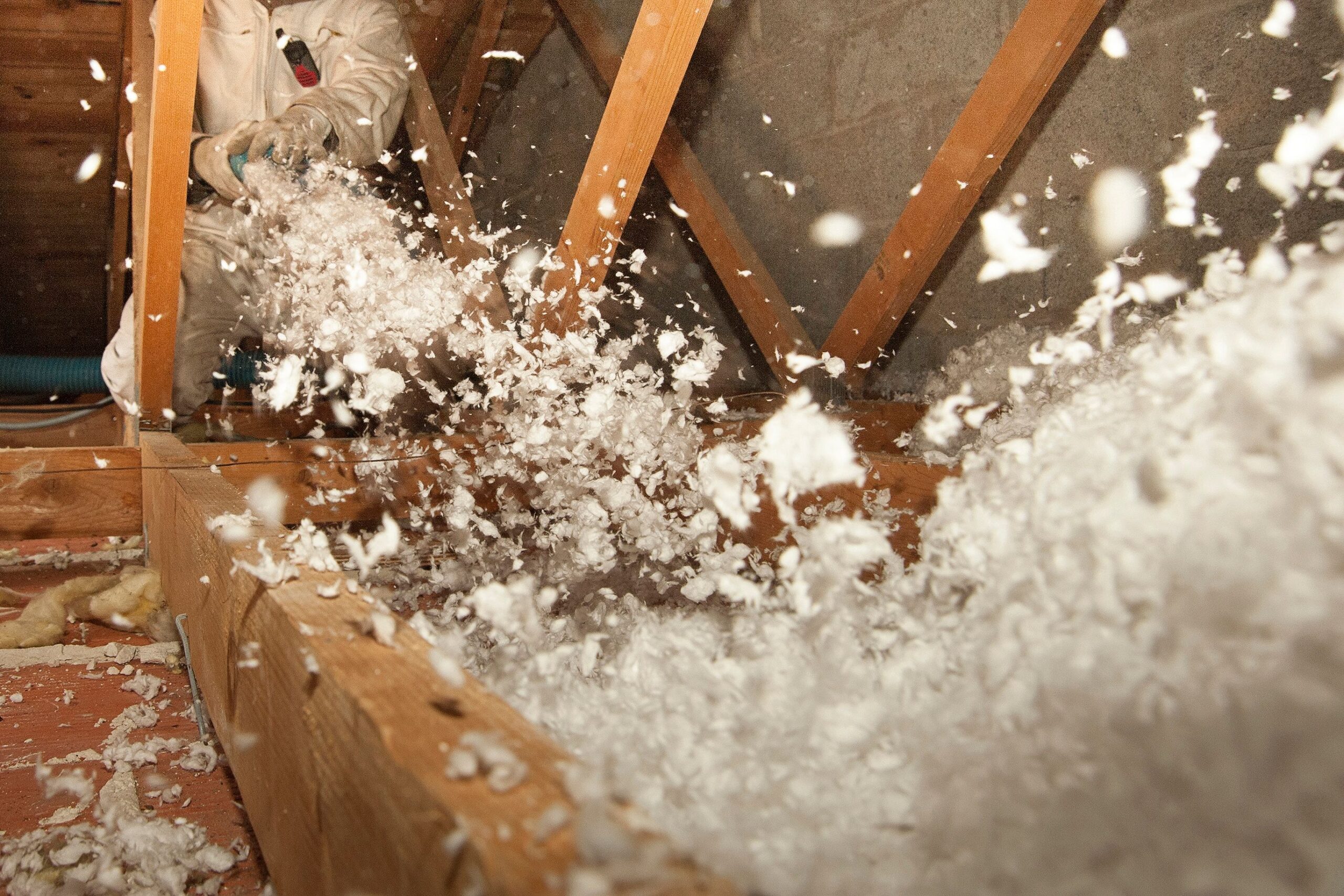 découvrez les tarifs pour l'isolation des combles et optimisez votre confort thermique tout en réduisant vos factures d'énergie.