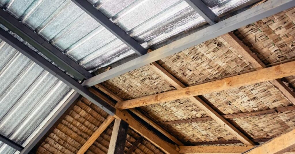 découvrez les prix de l'isolation de toiture pour améliorer le confort et réduire vos factures d'énergie. guide complet des coûts selon les matériaux et techniques.