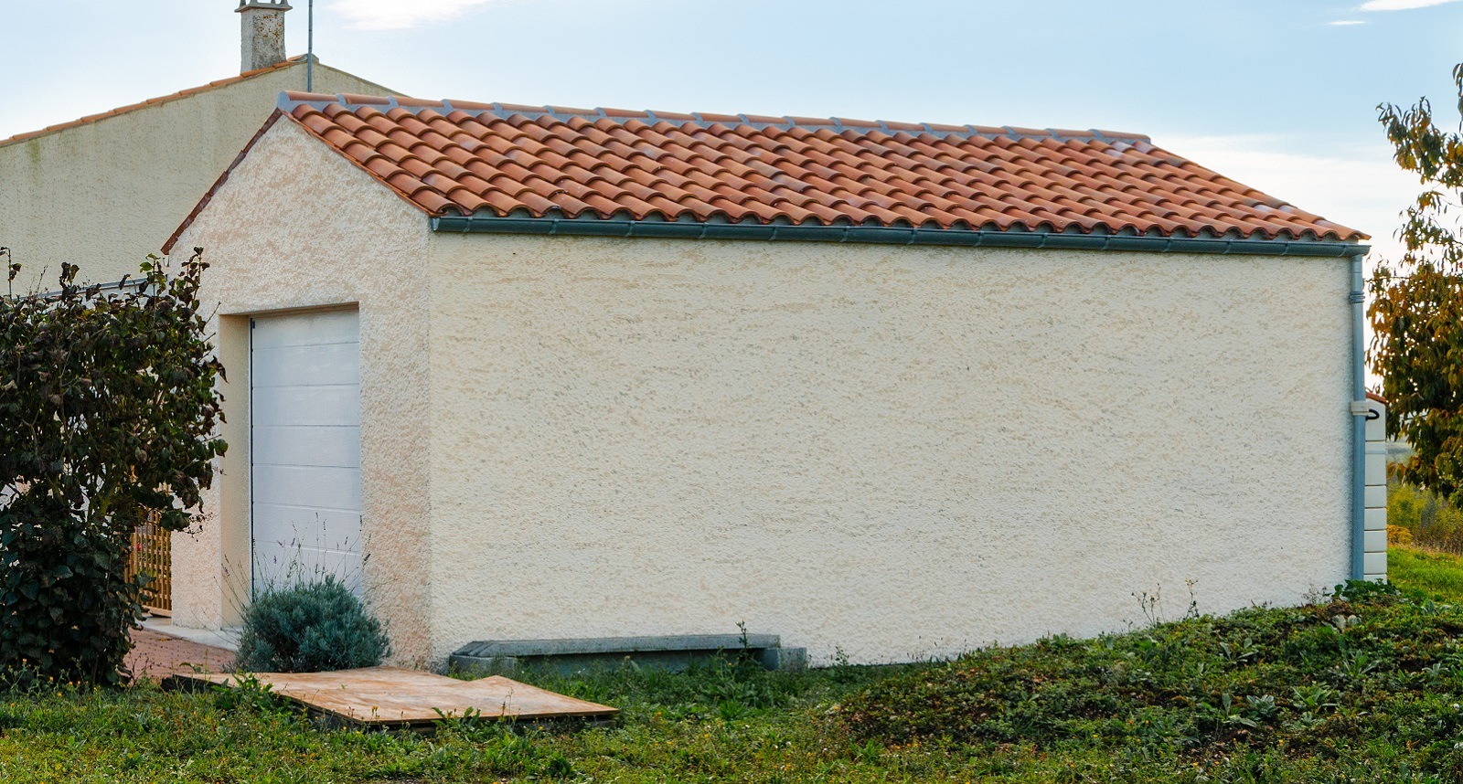 découvrez le prix au m² pour la construction d'un garage en parpaing. guide complet des coûts, matériaux et conseils pour un projet réussi.