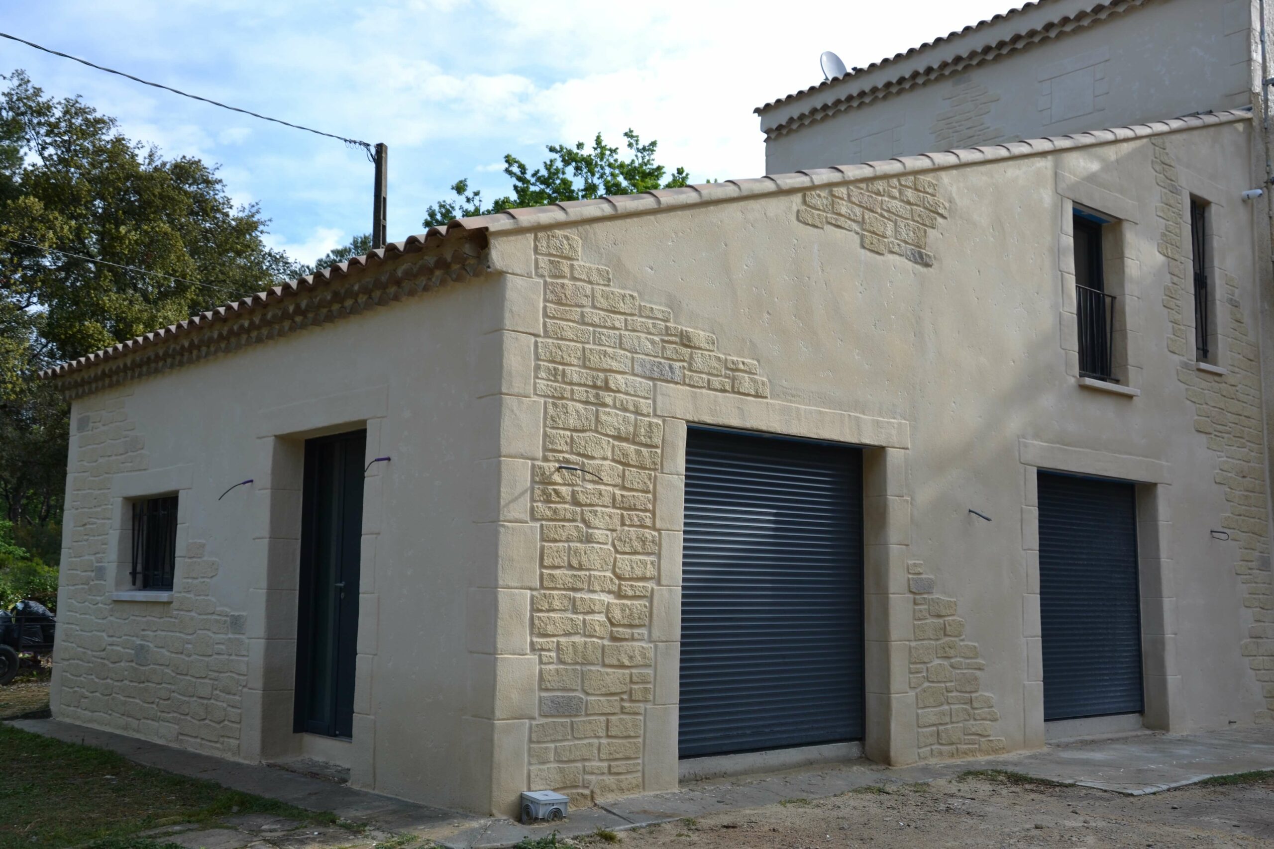 découvrez comment estimer le prix au m² pour un ravalement de façade et préparez efficacement votre budget travaux grâce à nos conseils et tarifs détaillés.