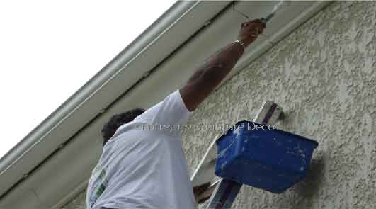 découvrez comment estimer le prix au m² pour un ravalement de façade et préparez efficacement votre budget travaux.