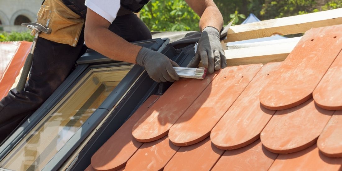 découvrez le prix au m² pour la toiture, incluant les matériaux, la pose et les différents types de toitures pour mieux planifier vos travaux.