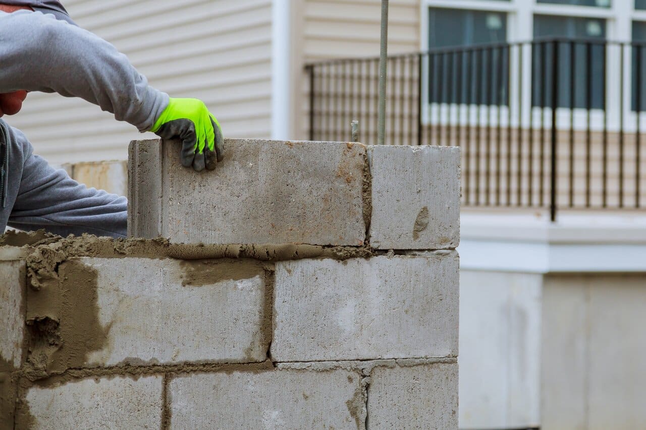 découvrez les tarifs de la maçonnerie au m² pour vos travaux : estimation détaillée, facteurs influençant le prix et conseils pour choisir le bon professionnel.