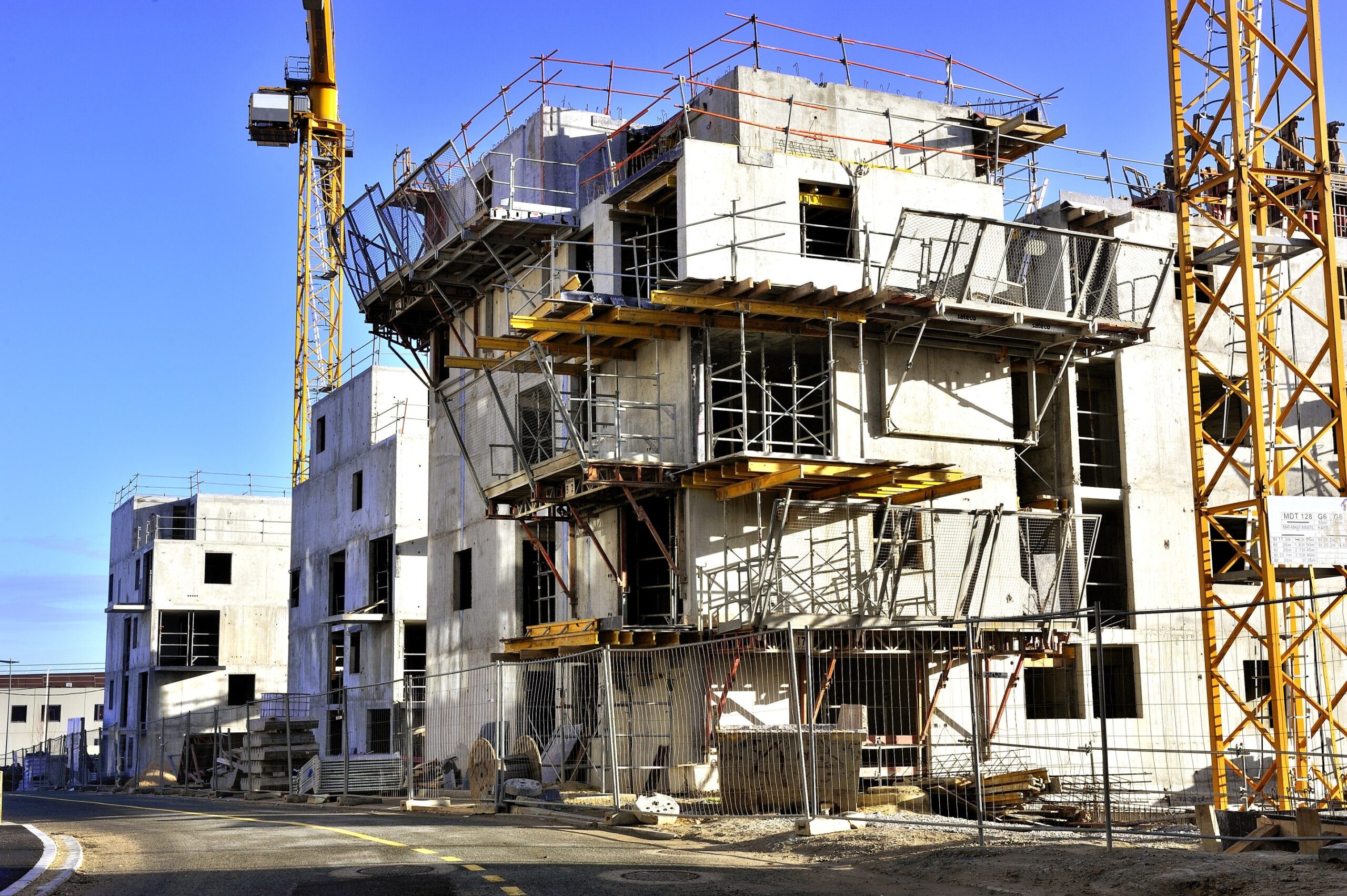 découvrez les prix moyens de la main d'œuvre dans le bâtiment au m² pour mieux planifier vos travaux et gérer votre budget construction.