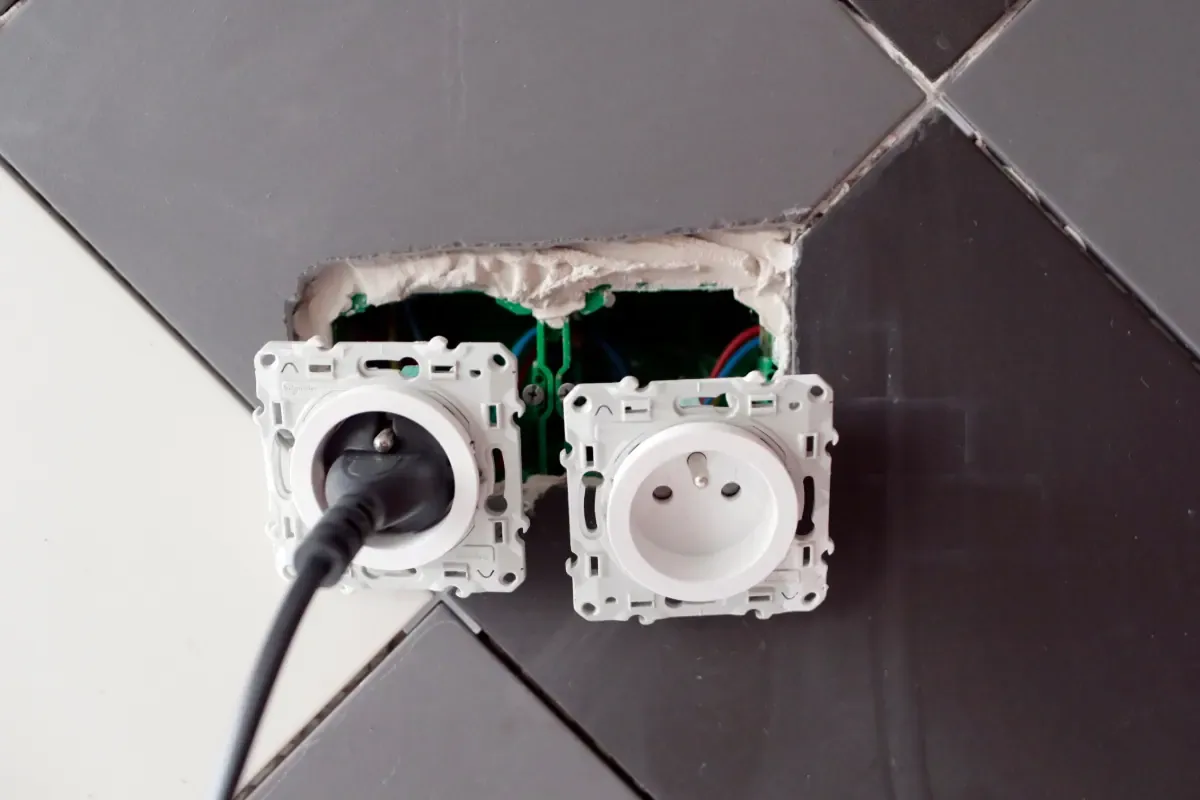 découvrez les tarifs pour la mise aux normes électriques de votre installation, avec des conseils pour estimer le coût et choisir un professionnel qualifié.