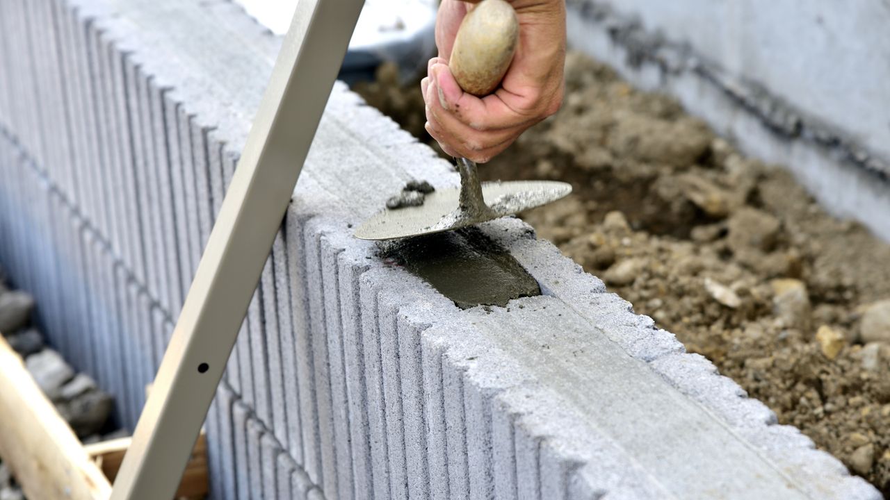 découvrez les tarifs des murs de clôture en parpaing pour votre projet. comparez les prix et trouvez les meilleures options pour une clôture solide et durable.