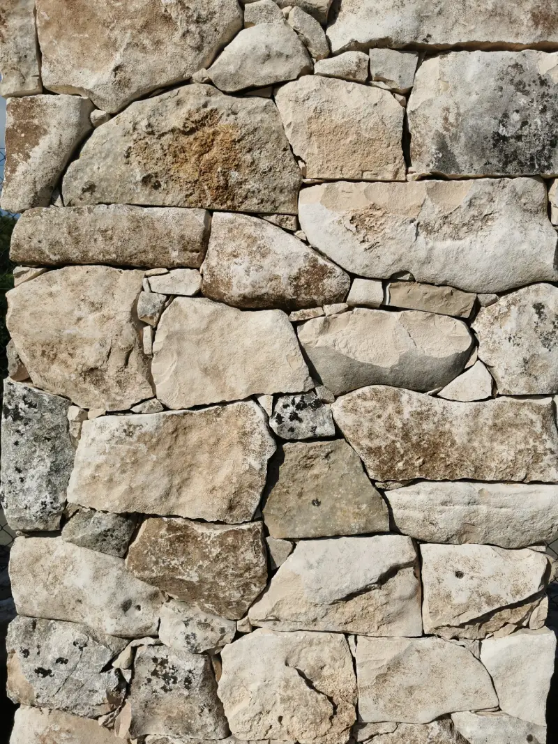 prix mur pierre découvrez les prix des murs en pierre extérieure pour tous vos projets d'aménagement extérieur. guide complet des coûts et conseils pour un mur durable et esthétique.
