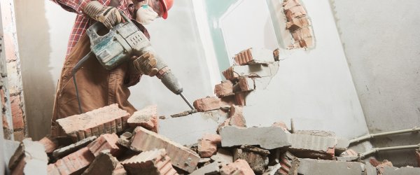 découvrez le prix pour l'ouverture d'un mur porteur : facteurs influençant le coût, étapes à suivre et conseils pour réussir vos travaux en toute sécurité.