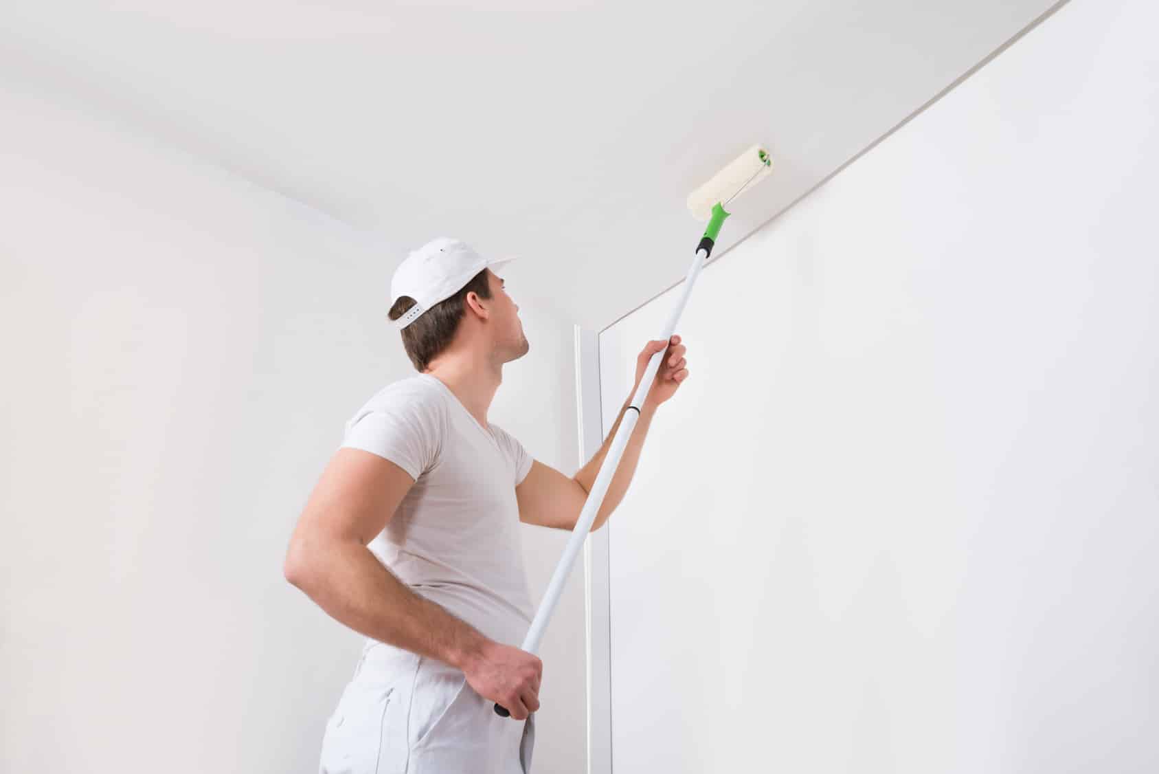 découvrez les tarifs moyens pour la peinture de plafond, conseils pour choisir la peinture adaptée et astuces pour optimiser votre budget rénovation.