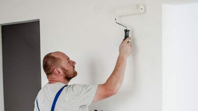 découvrez les prix pour la peinture d'un plafond de 45 m², incluant les coûts des matériaux et de la main-d'œuvre pour un résultat impeccable.