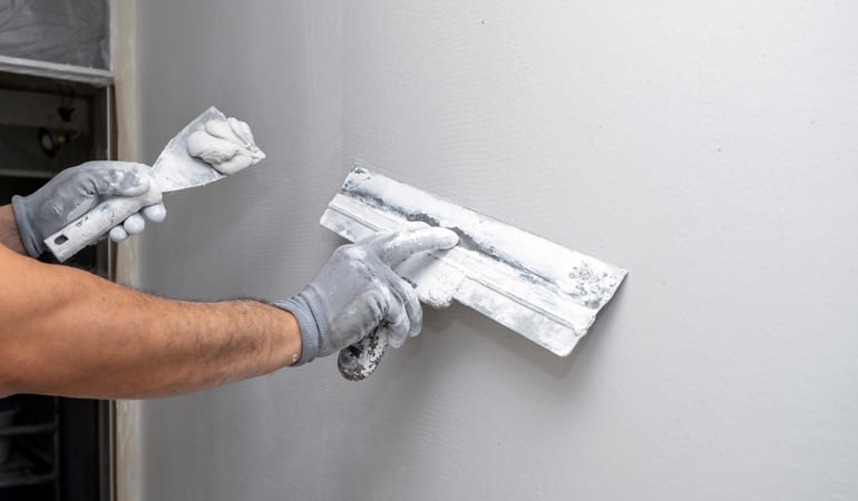 découvrez le prix du ponçage de placo au mètre carré, avec des conseils pour estimer le coût et choisir le bon professionnel pour vos travaux de rénovation.
