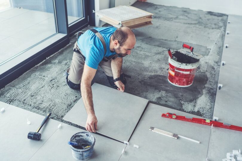 découvrez le prix moyen de la pose de carrelage au m², incluant les tarifs selon le type de carrelage, la complexité du travail, et les conseils pour bien choisir votre artisan.