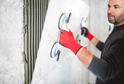 découvrez les tarifs pour la pose de carrelage au m² : coûts moyens, facteurs influençant les prix et conseils pour optimiser votre budget rénovation.