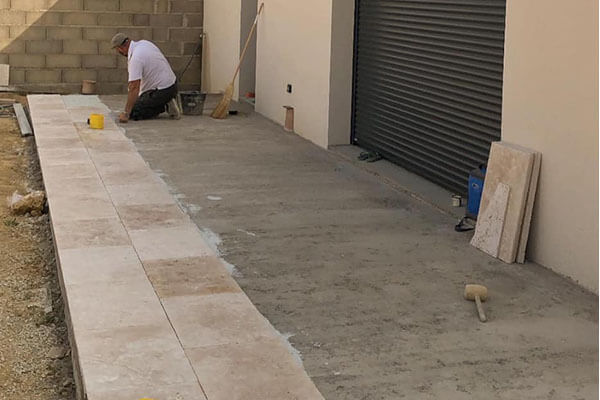 découvrez les tarifs pour la pose de carrelage extérieur et obtenez un devis personnalisé pour embellir vos espaces extérieurs avec un revêtement durable et esthétique.