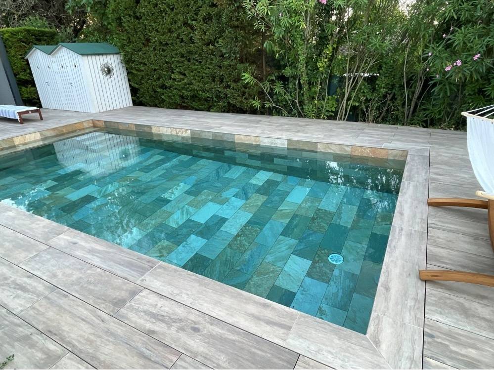 découvrez les tarifs pour la pose de carrelage de piscine : conseils, prix moyens et facteurs influençant le coût pour un revêtement de qualité.