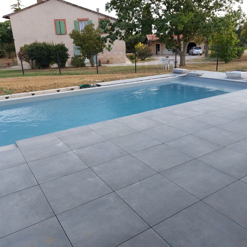 découvrez nos tarifs compétitifs pour la pose de carrelage piscine, alliant qualité et durabilité pour sublimer votre espace extérieur.