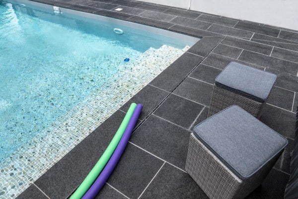 découvrez les prix et tarifs pour la pose de carrelage autour de votre piscine. obtenez un devis précis et des conseils pour choisir le meilleur rapport qualité-prix.