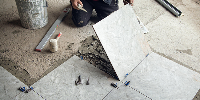 découvrez les tarifs de pose de carrelage pour terrasse au m² sans fourniture, afin d'estimer précisément le coût de votre projet d'aménagement extérieur.