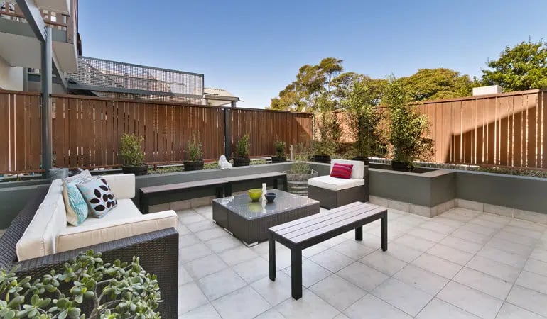 découvrez les prix pour la pose de carrelage de terrasse : tarifs, facteurs influents et conseils pour bien choisir votre artisan.