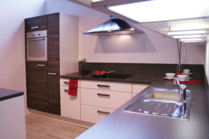 découvrez les tarifs pour la pose d'une crédence de cuisine, conseils pour choisir le matériau idéal et astuces pour un budget maîtrisé.