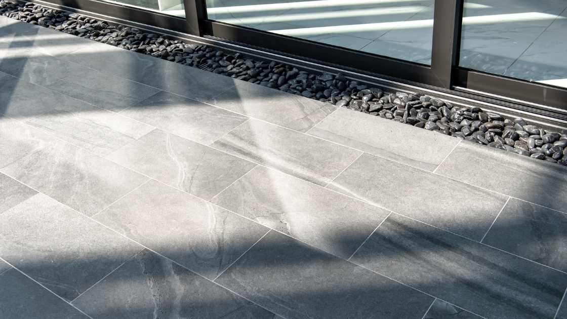 découvrez le prix de la pose d'une dalle sur lit de sable : tarifs détaillés, facteurs influençant le coût, et conseils pour un budget maîtrisé.