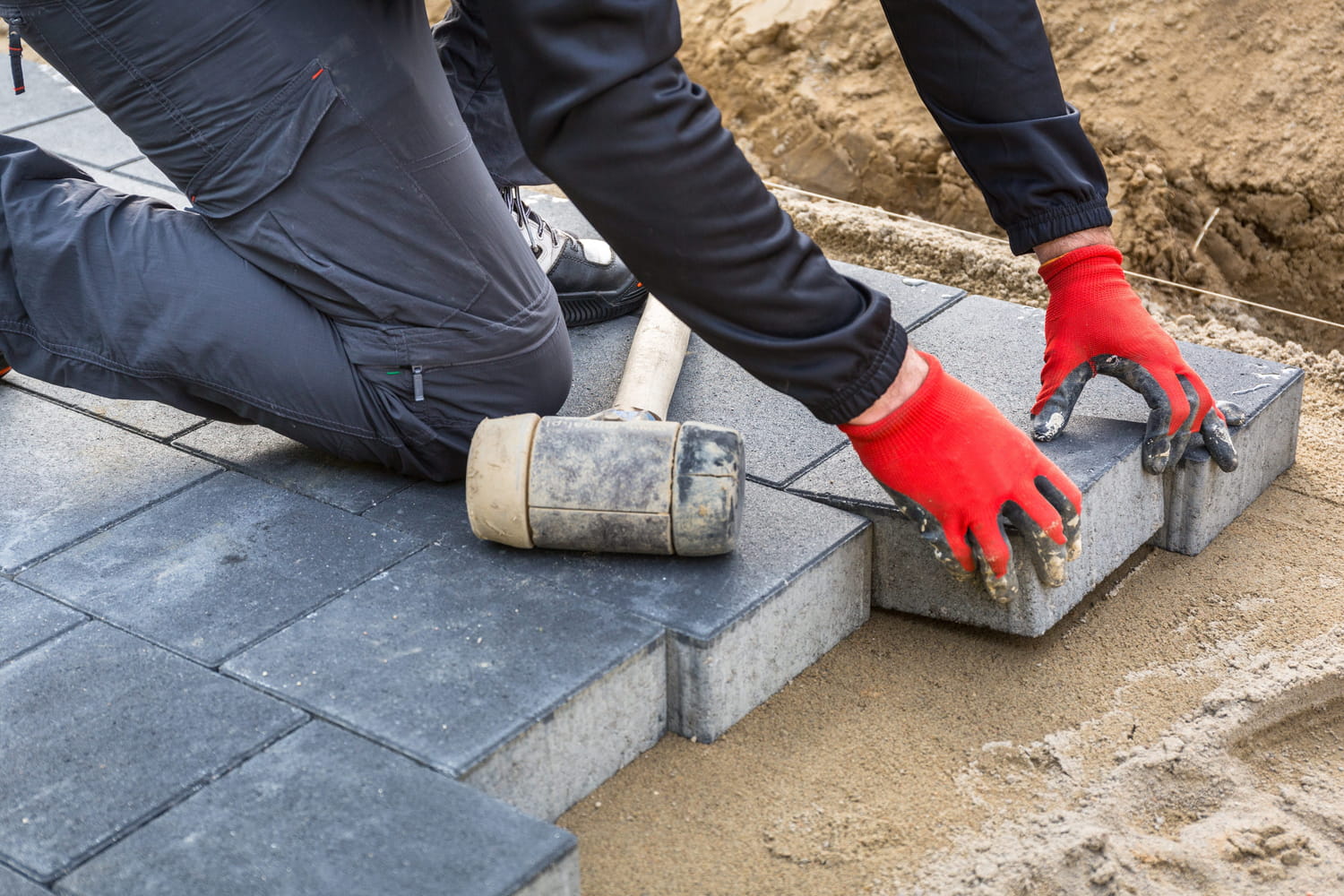 découvrez les prix pour la pose d'une dalle sur sable, un guide complet pour estimer le coût des matériaux et de la main-d'œuvre.