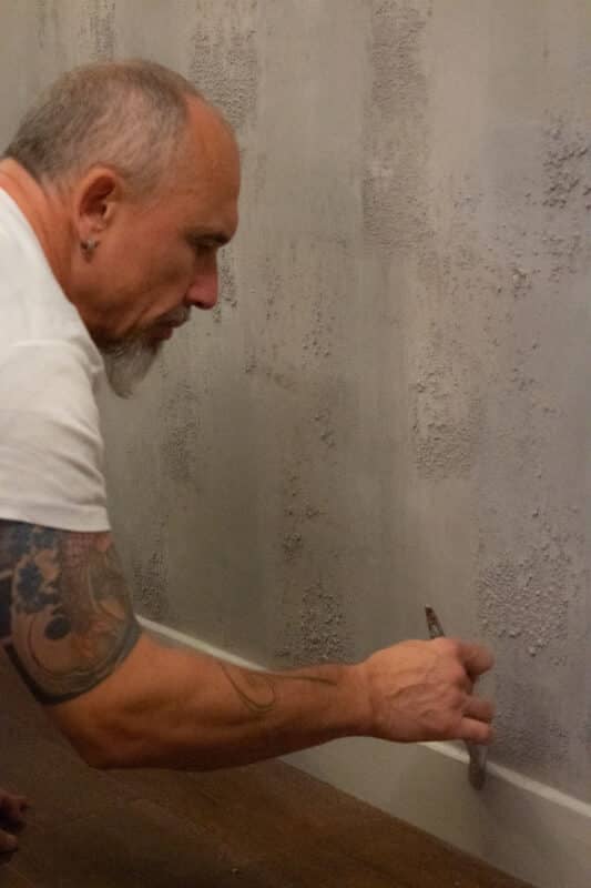 découvrez les prix moyens pour la pose d'enduit mural au mètre carré et obtenez des conseils pour estimer le coût de vos travaux de rénovation intérieure.