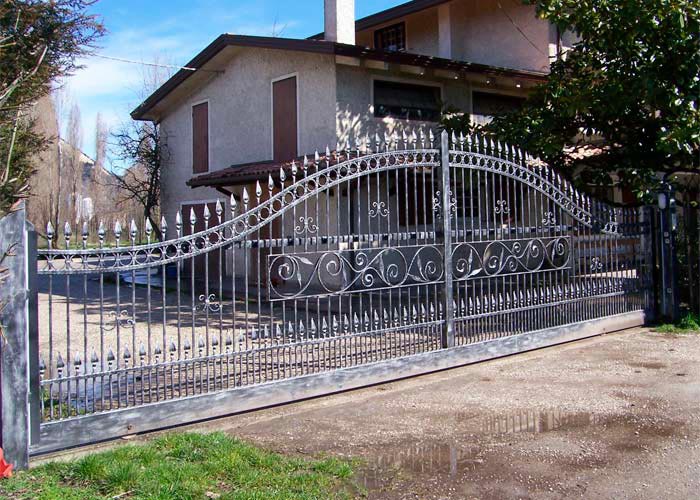 découvrez les tarifs pour la pose d'un portail sur mesure, incluant les coûts de matériel et d'installation par des professionnels qualifiés.