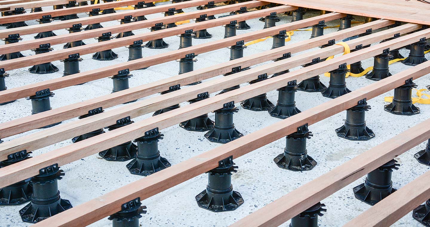 découvrez les prix de la pose de terrasse sur plots au m², incluant matériaux, main-d'œuvre et conseils pour un aménagement extérieur réussi.