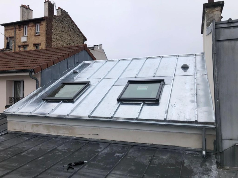 découvrez les tarifs pour la pose de toiture au mètre carré : coûts, conseils et facteurs influençant le prix pour bien planifier vos travaux.