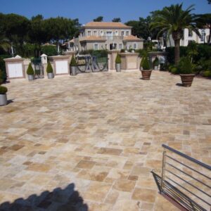 découvrez les prix pour la pose de travertin extérieur, conseils d'installation et estimation des coûts pour embellir vos espaces extérieurs avec ce matériau naturel et élégant.