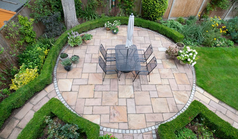 découvrez nos tarifs compétitifs pour la pose de travertin extérieur, alliant esthétisme et durabilité pour sublimer vos espaces extérieurs.