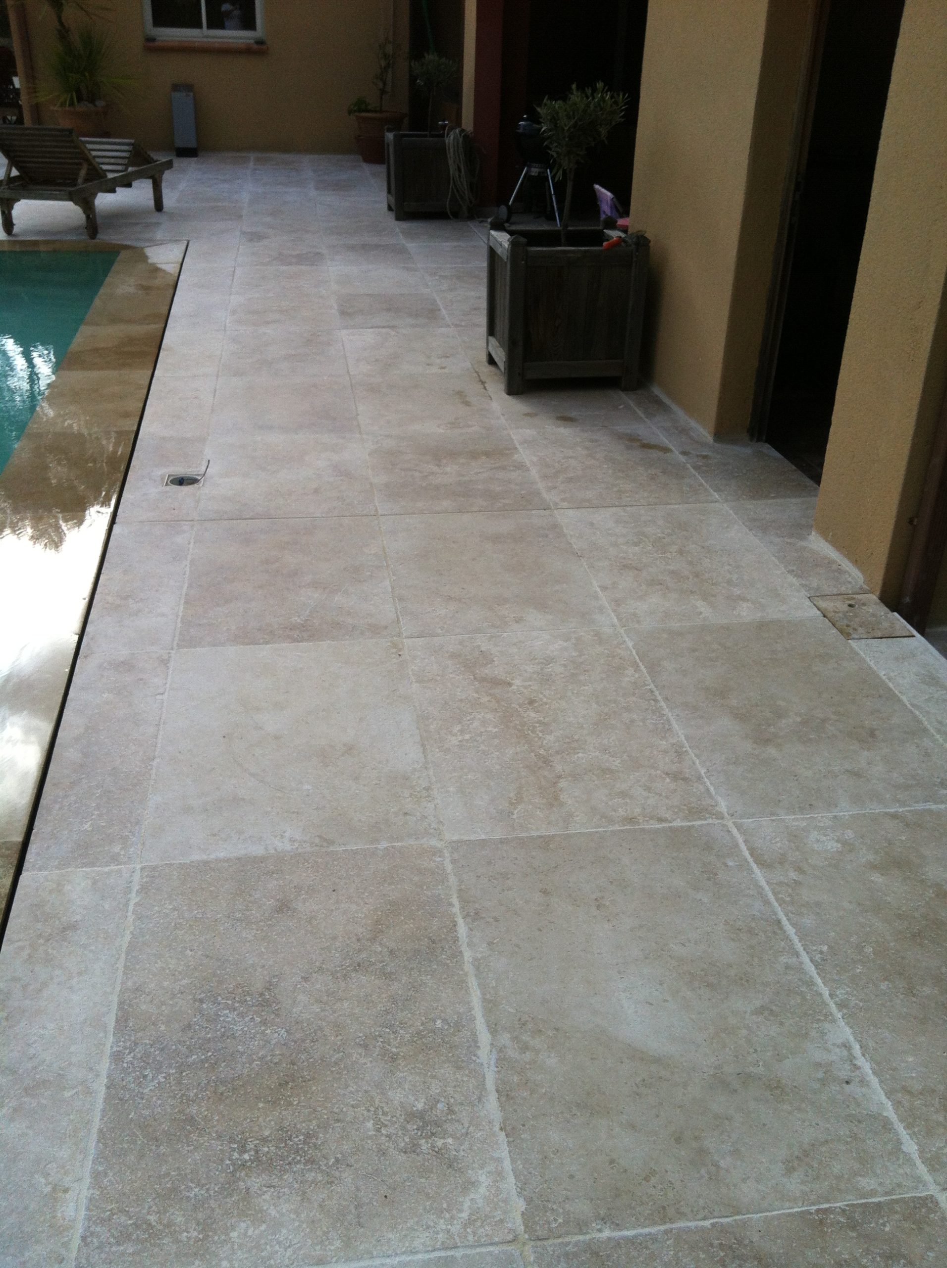 découvrez nos tarifs compétitifs pour la pose de travertin extérieur, alliant esthétique et durabilité pour embellir vos espaces extérieurs.