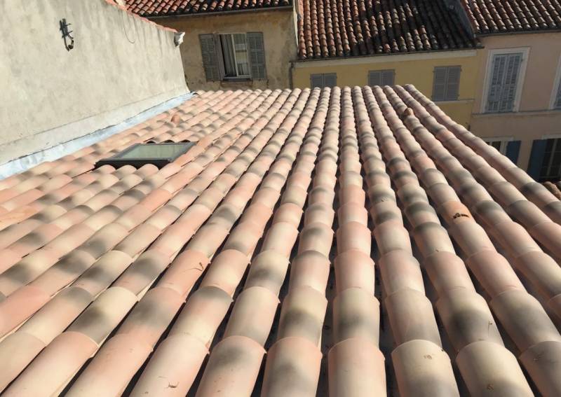 découvrez les tarifs pour refaire votre toiture : estimation des coûts, facteurs influents et conseils pour choisir le meilleur rapport qualité-prix.