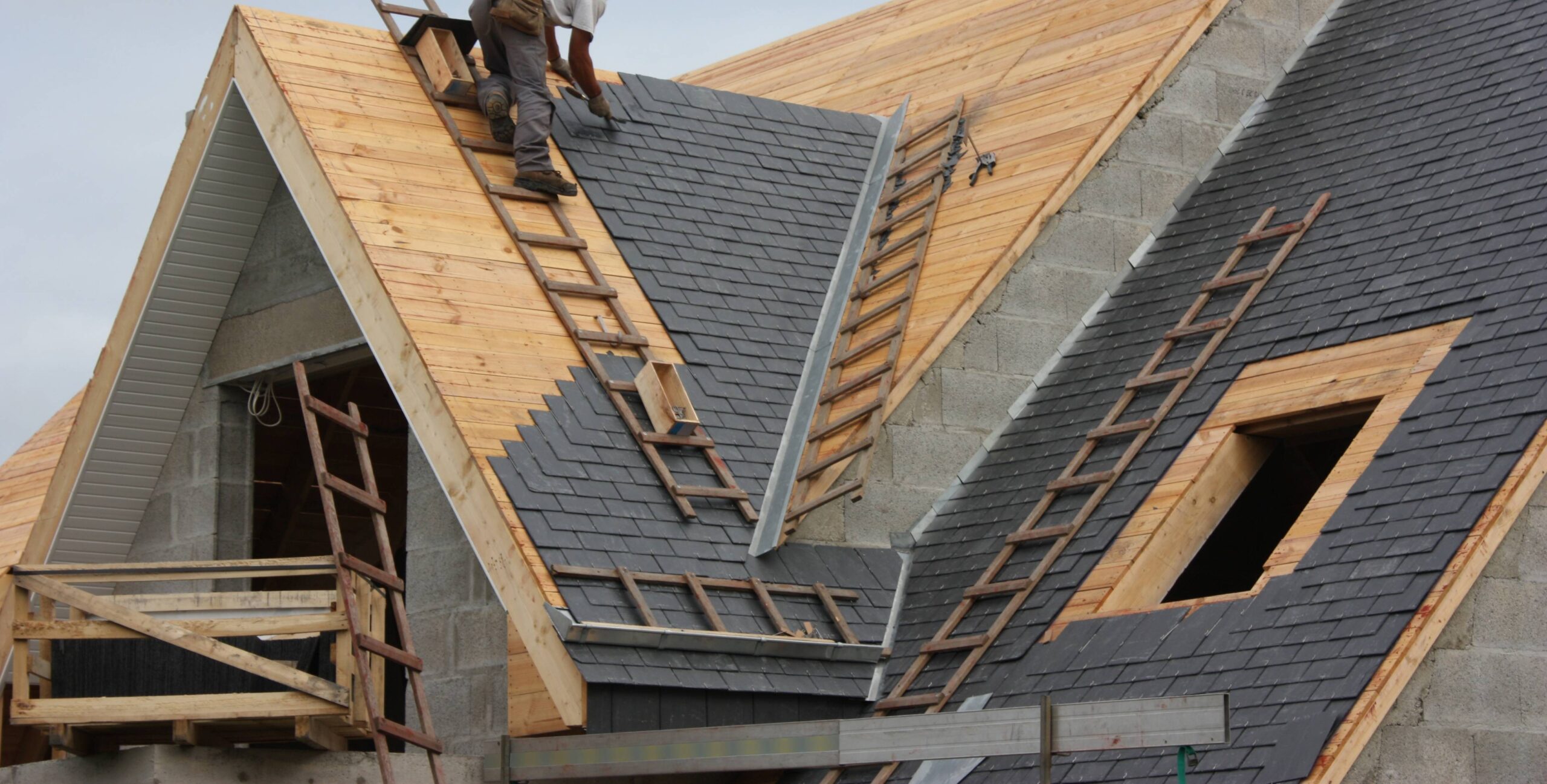 découvrez les coûts estimés pour refaire votre toiture vous-même, incluant matériaux, outils et conseils pour économiser sur votre projet de rénovation.