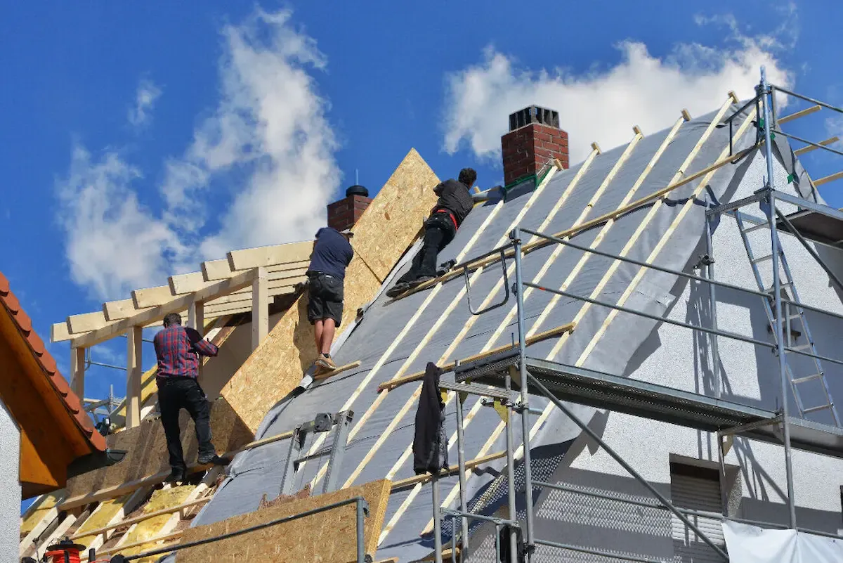 découvrez les prix du rehaussement de toiture pour donner plus d'espace et de hauteur à votre maison. guide complet des coûts et conseils pour réussir votre projet.