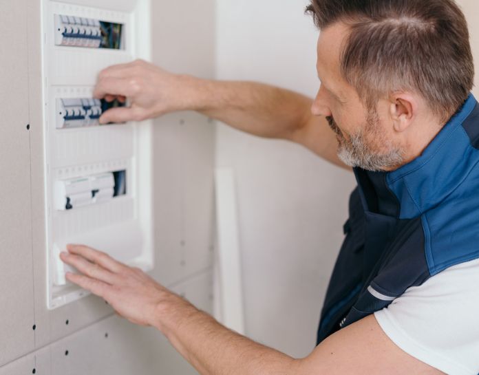 découvrez le prix du remplacement d'un tableau électrique, les facteurs influençant le coût et comment obtenir un devis précis pour sécuriser votre installation électrique.